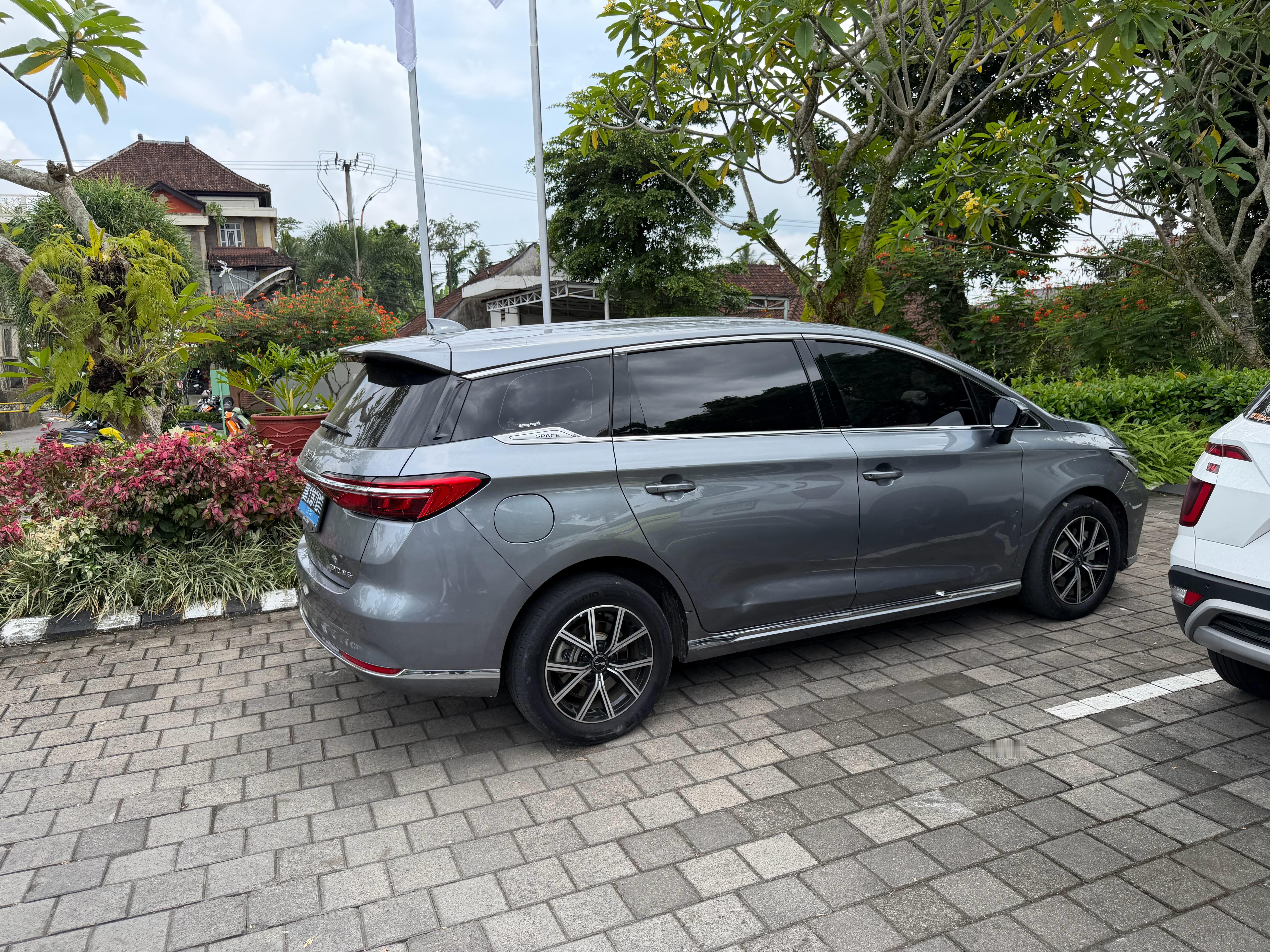 在印尼打车，打到的比亚迪M6，跟司机聊了一会儿，说这车续航还可以，在巴厘岛因为比