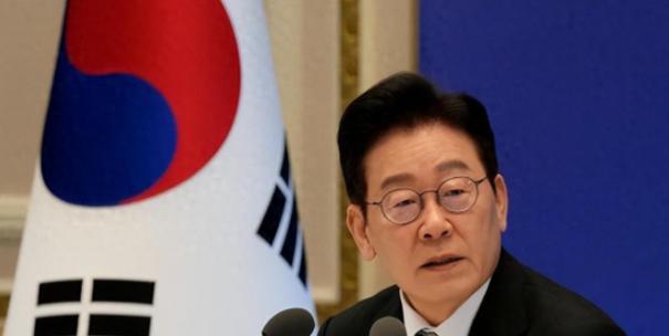 一夜之间，朝韩居然同时把防长给换了！韩国总统李在明连夜撤换6个部长，把国防大权拱