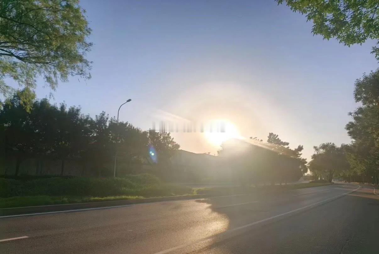 a股周五杀跌的主要原因有，第一，本月第三周，交割日魔咒，主力机构空单交割！第二，