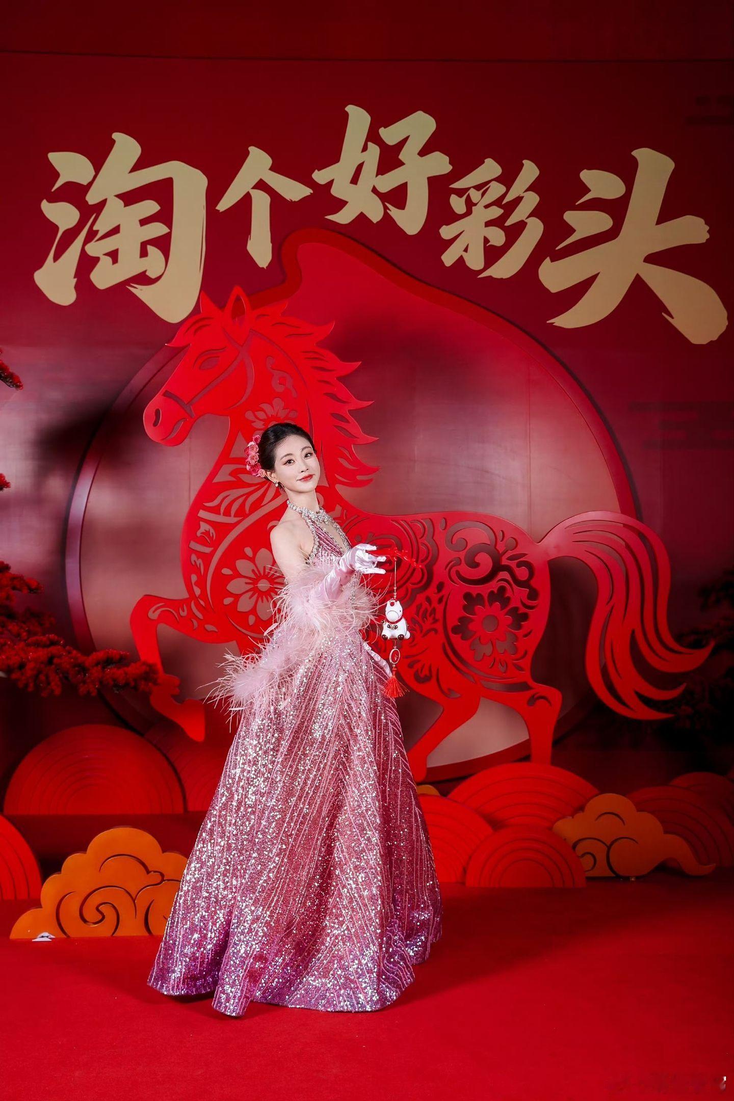 祝绪丹头上插了13朵鲜花恭喜祝绪丹拿到年度突破演员奖，但是为什么没有第二套礼服，