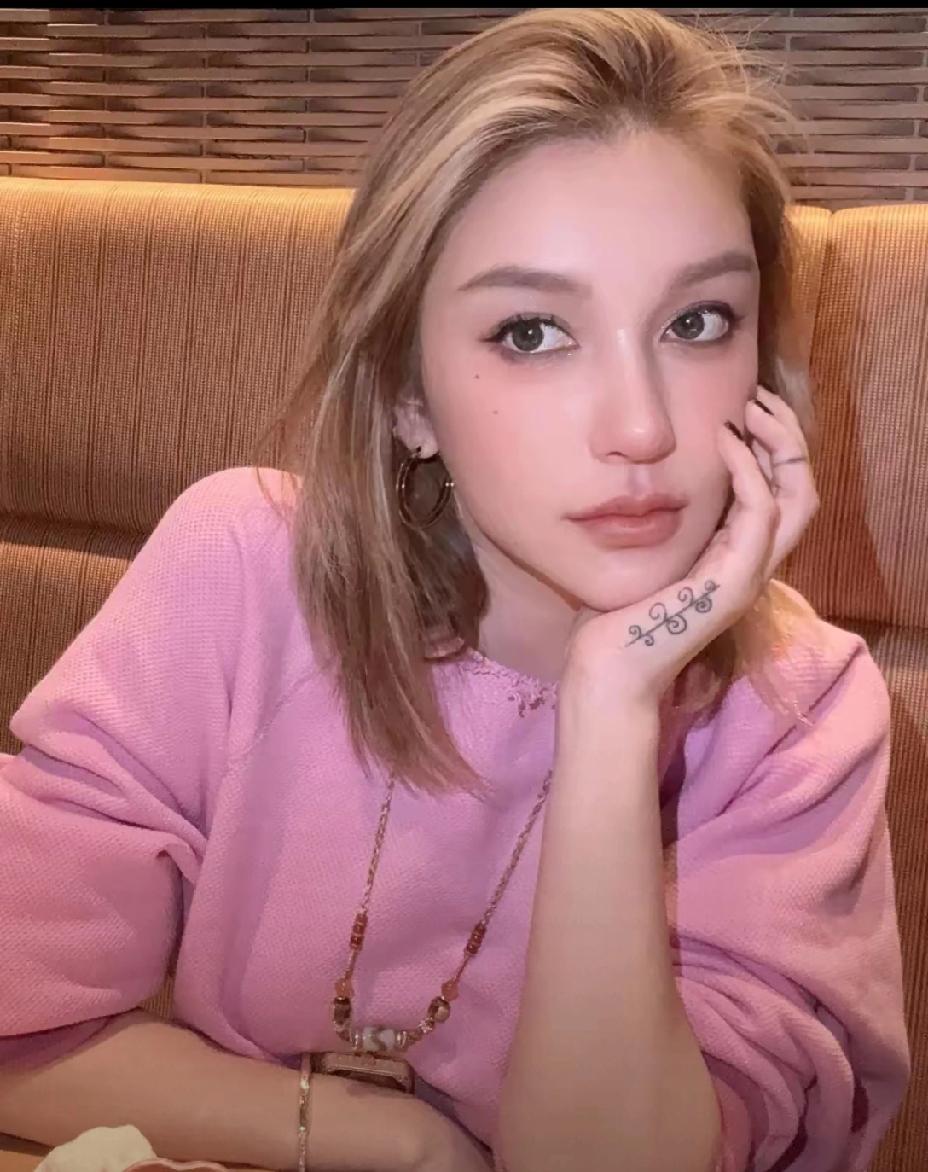 李雨桐不是结婚了吗？为啥还抓住薛之谦不放呢？
李雨桐不知道哪根筋搭错了，又突然发