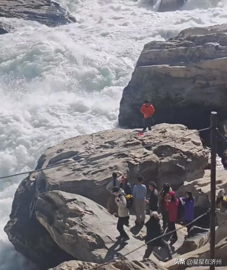 虎跳崖落水男子的遗体，
虽然现在距水面仅30多厘米，
但一时半会是捞不上来了，