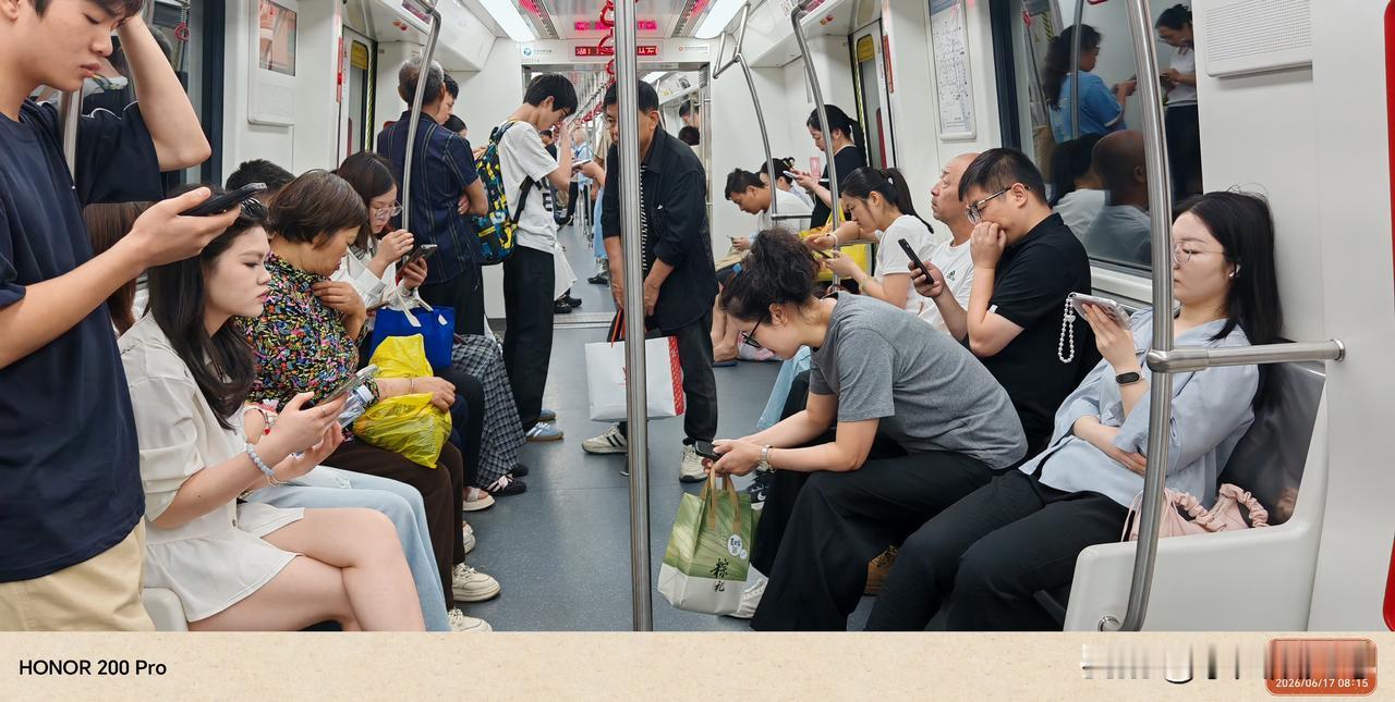 今天来到宁波，乘上地铁，去宁波大学办事，可直达，车费才几元钱！真的是便宜又快捿！