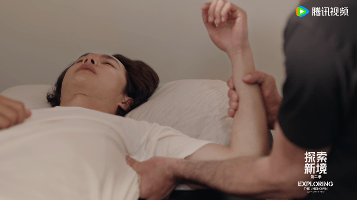 王一博北美正骨嗷嗷叫探索新境 正骨时痛得直叫，王一博依然坚持配合治疗。为了达到更