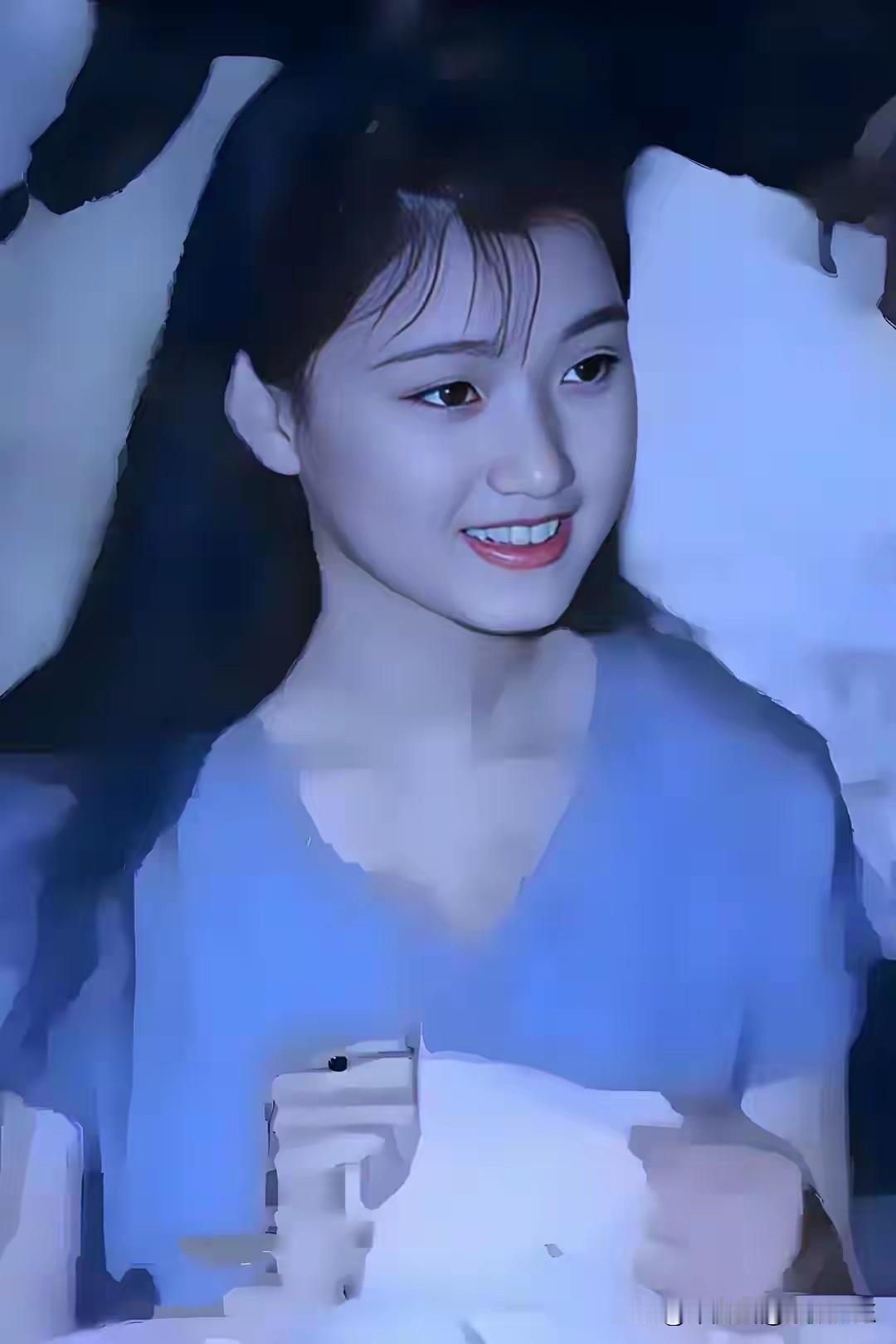 女士的微笑宛如一剂良药，能抚慰他人疲惫的身心。