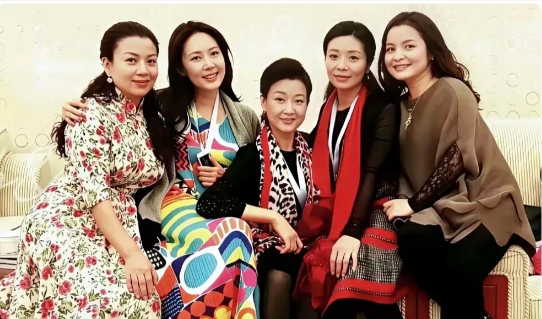 歌坛上的五朵金花——张也、常思思、宋祖英、李丹阳、吴碧霞，皆是歌坛的璀璨之星。我
