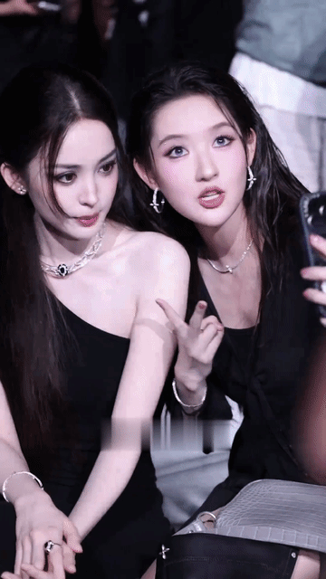 古力娜扎和王玉雯这两张脸放一块儿，视觉冲击有点大啊，感觉王姐做了充分的准备才敢和