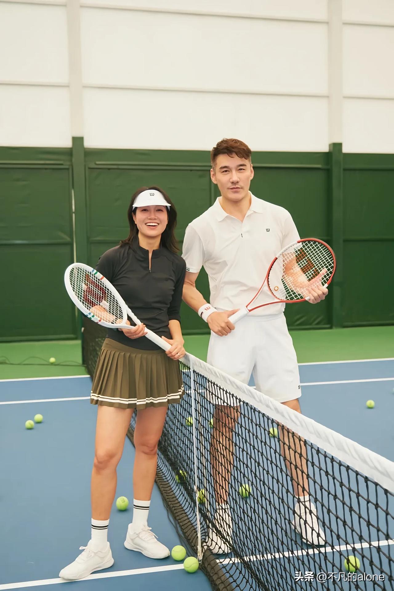 3月25日，朱丹与胡兵组局打网球，没想到他俩成了网球搭子。

朱丹身穿黑色运动长