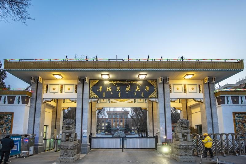 在民国时期甘肃省的行政区划中，不仅包含青海西宁、宁夏全境，还囊括了阿拉善盟、阿拉