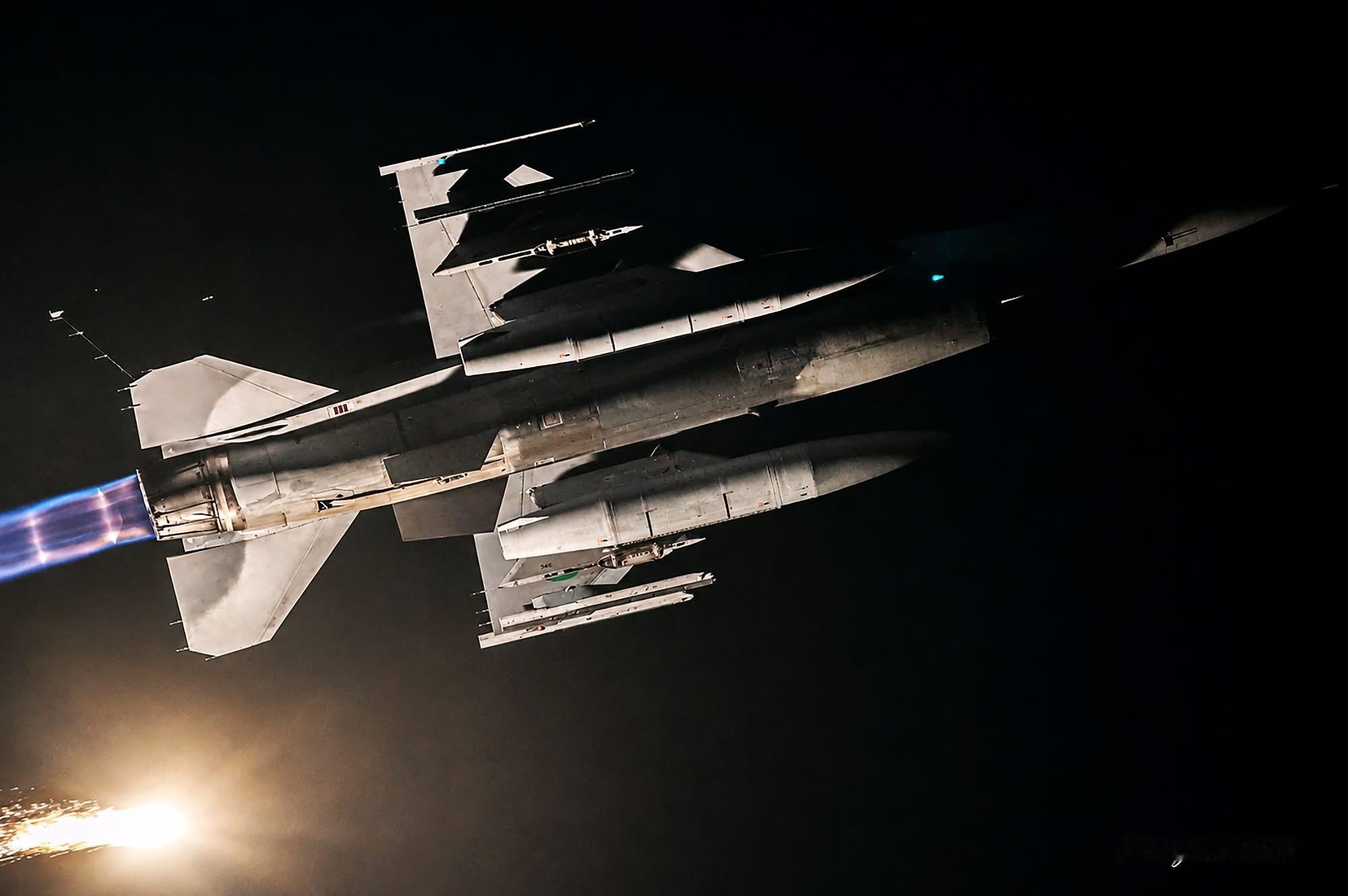 今日战隼 晚安，伊斯兰堡夜空中的巴基斯坦空军（PAF）F16Photo cred