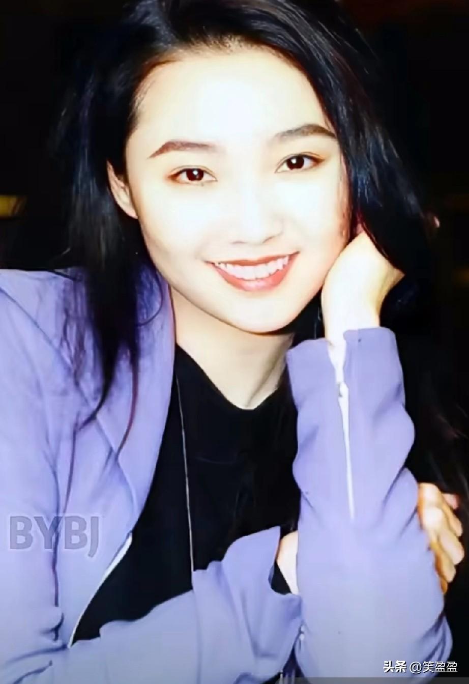 她是张智霖的白月光，两人被誉为乐坛“金童玉女”，却因袁咏仪介入无疾而终，情断后与