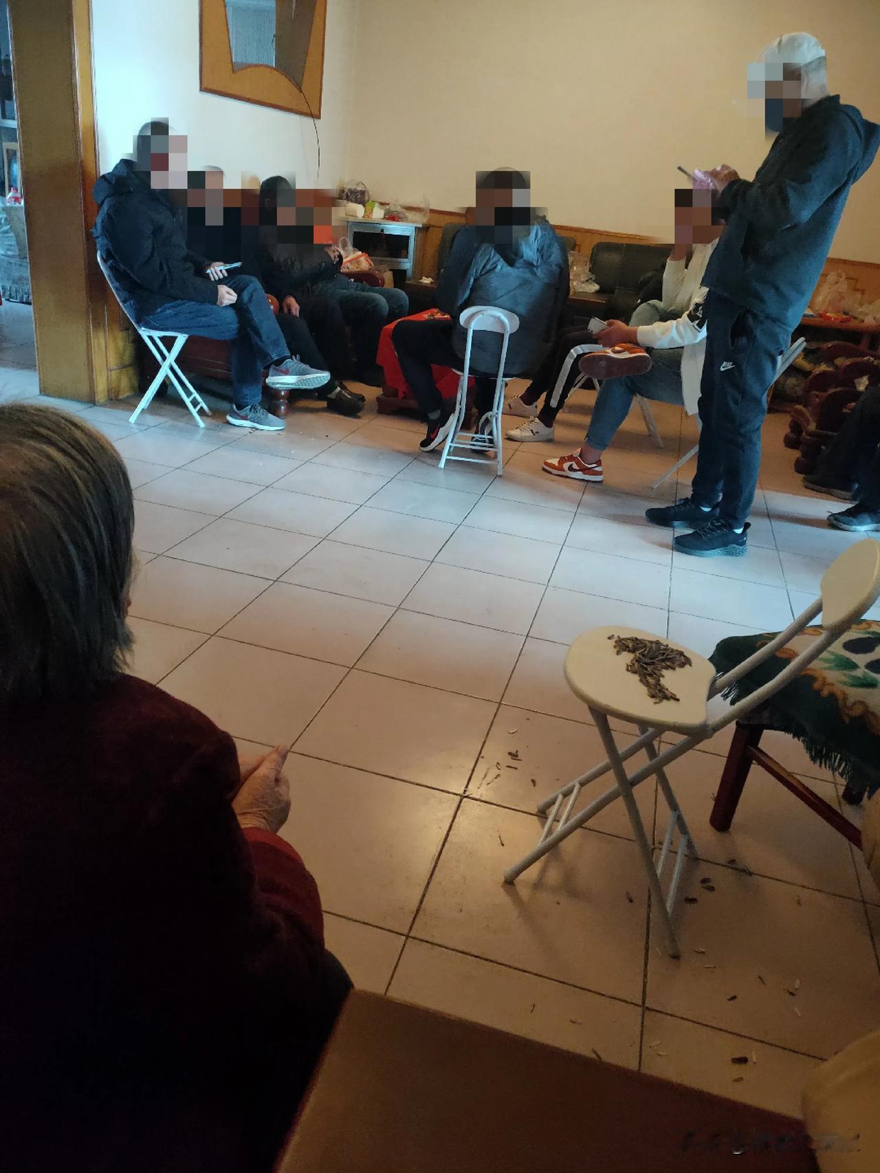 已经没必要拜年了，亲戚来拜年都在一边玩手机，而我奶奶就在这个地方坐着。后来还是我