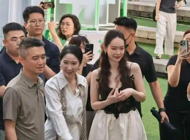 戚薇线下活动生图曝光，网友直呼：脸肿有抬头纹，撞脸刘雪华？ 