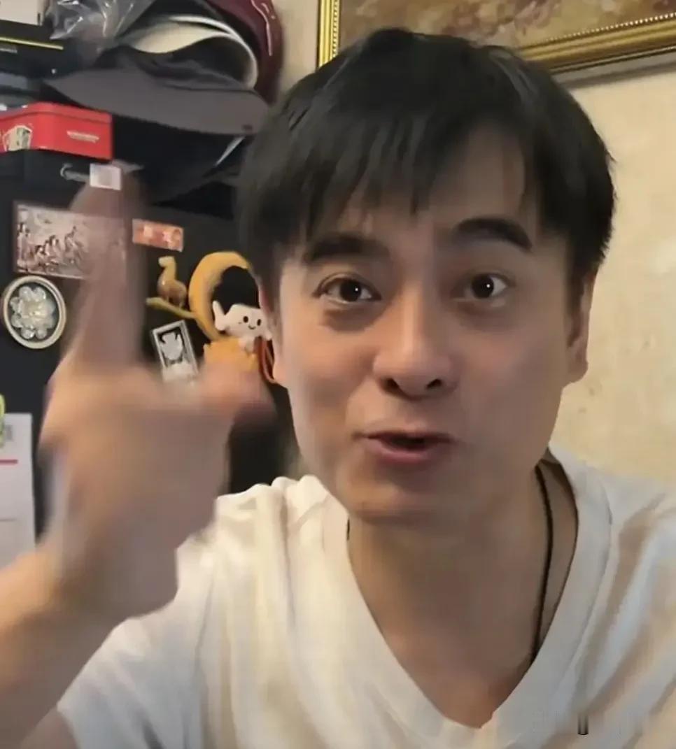 50岁演员陈龙，难掩激动！

7月24日，演员陈龙意外冲上热搜！
起因竟是他迎来