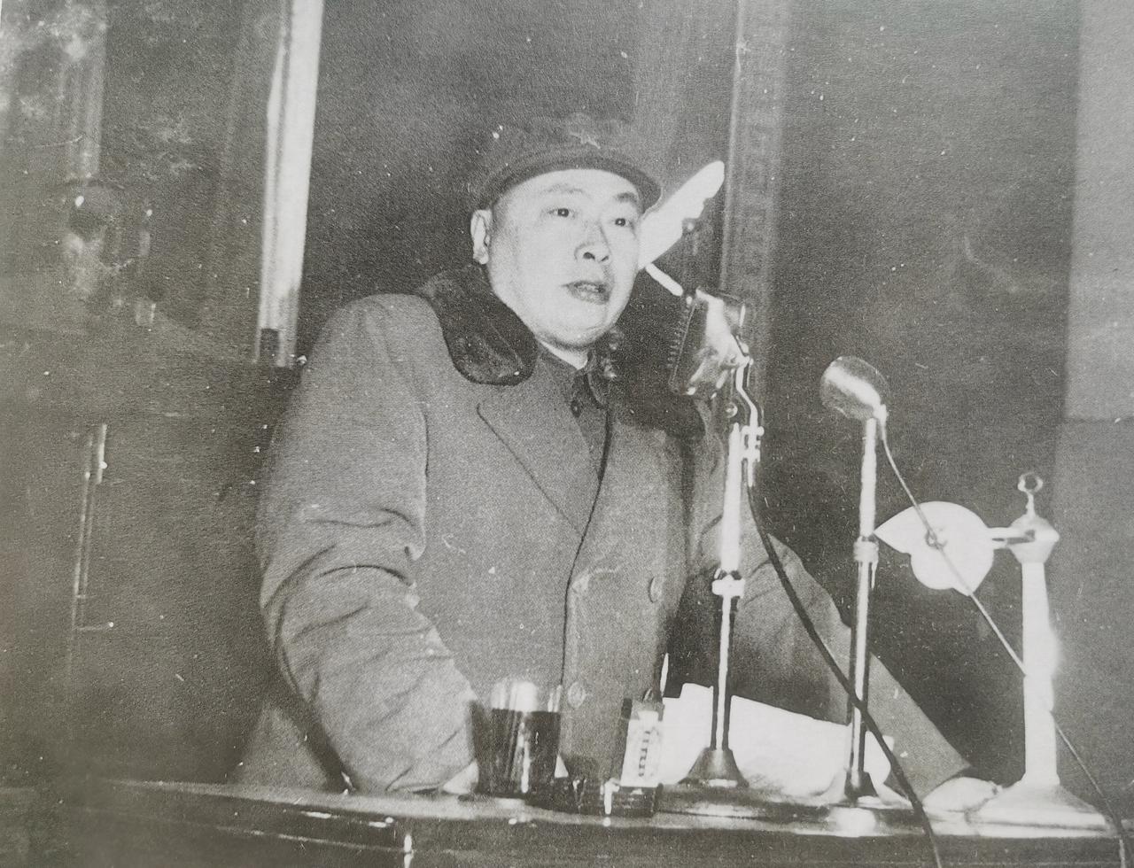 1949年的上海，刚刚解放。新市长陈毅接过一份名单，眉头一皱——上海文史馆和参事