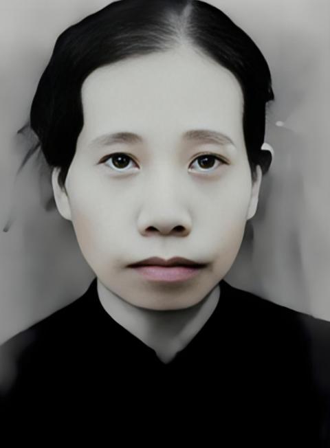 1943年常德会战，津市中渡口阵地上，日军刺刀劈开中国军人钢盔，长发散落——这位