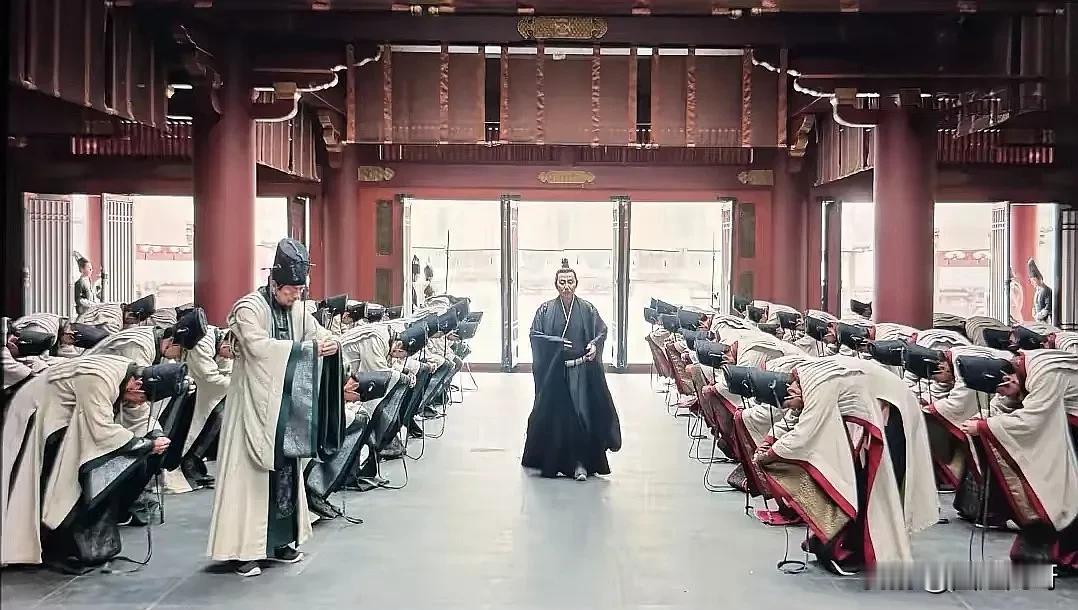 不懂就问，《庆余年2》庆帝上朝，全体文武百官皆府首弯腰，为何范建却能鹤立鸡群？#