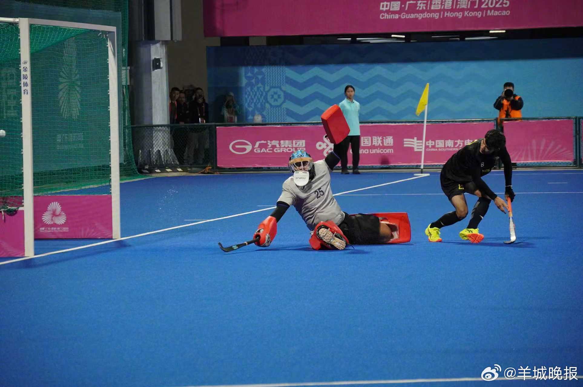 【】 刚刚，十五运男子曲棍球半决赛，广东队在最后一秒利用短角球1：1逼平辽宁队，
