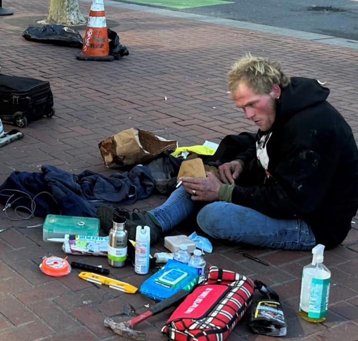 为什么美国会有一大堆的流浪汉？

说白了，这其实与美国的政策有关，美国跟中国完全