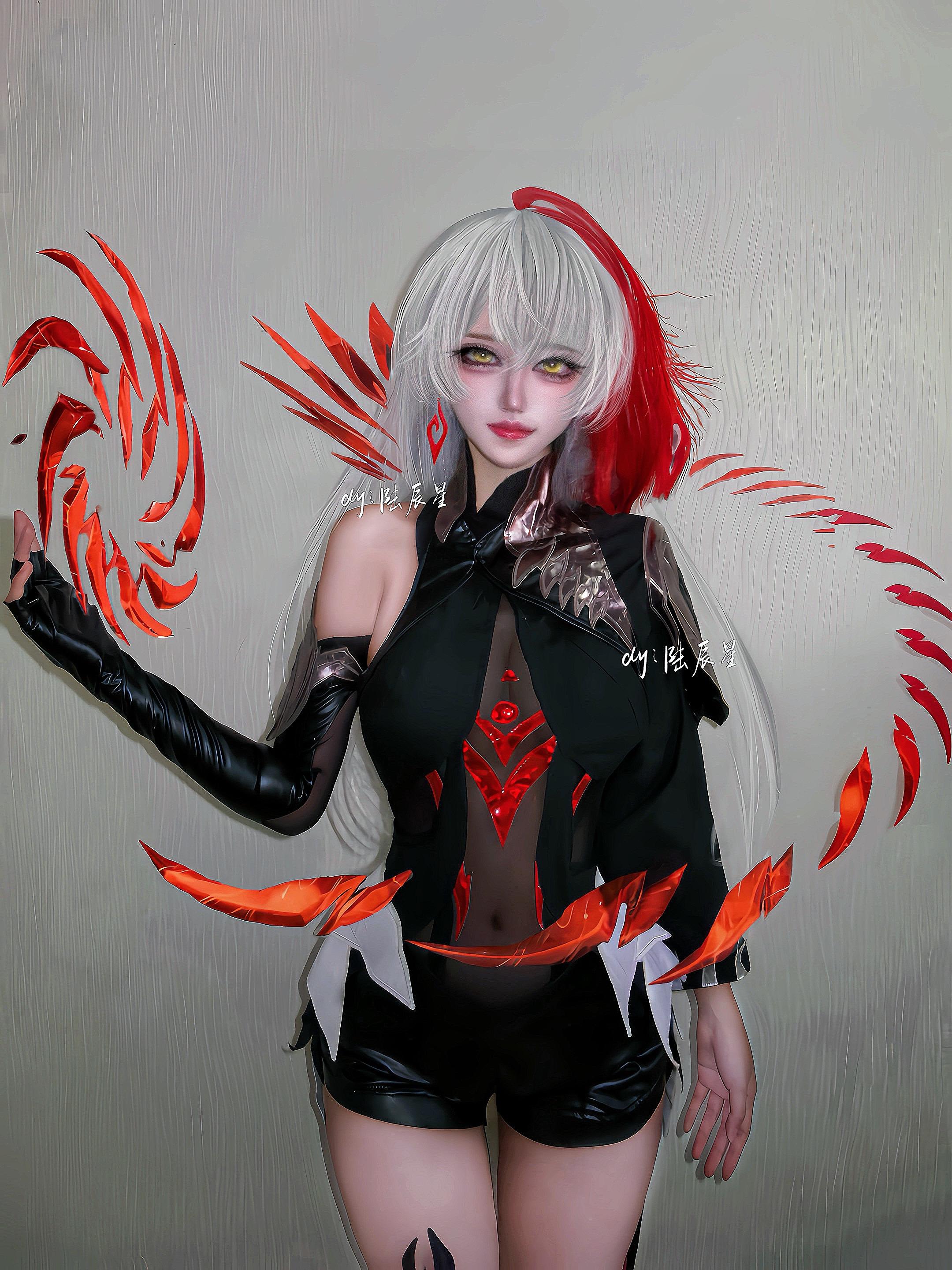 你 为什么 总是粘着他呀。