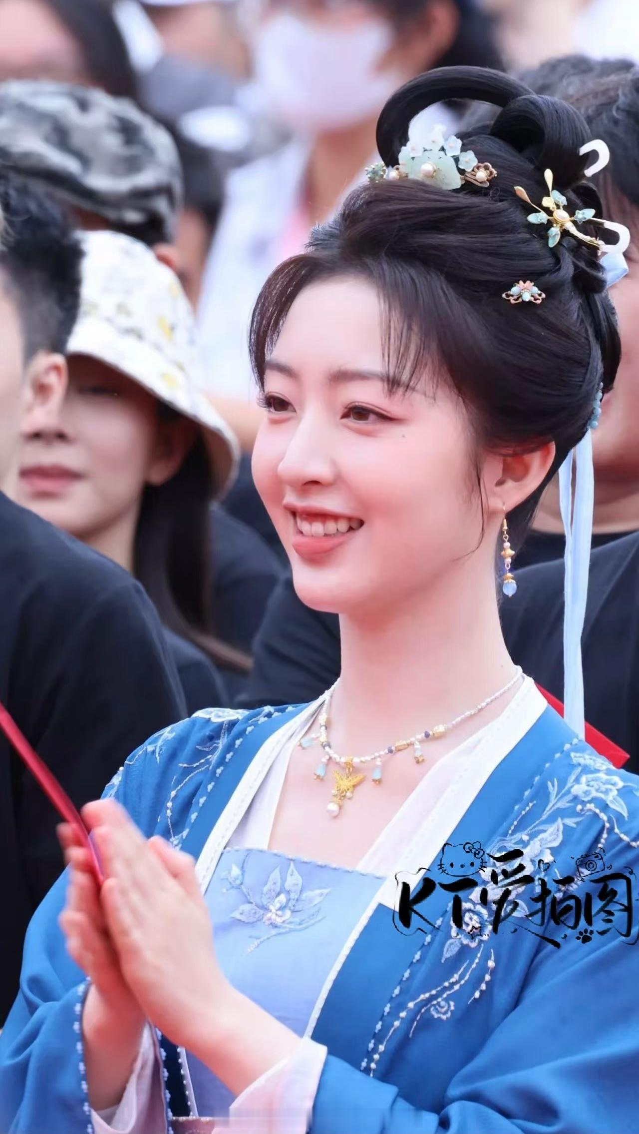邓恩熙《恰逢春》开机第一套妆造路透！