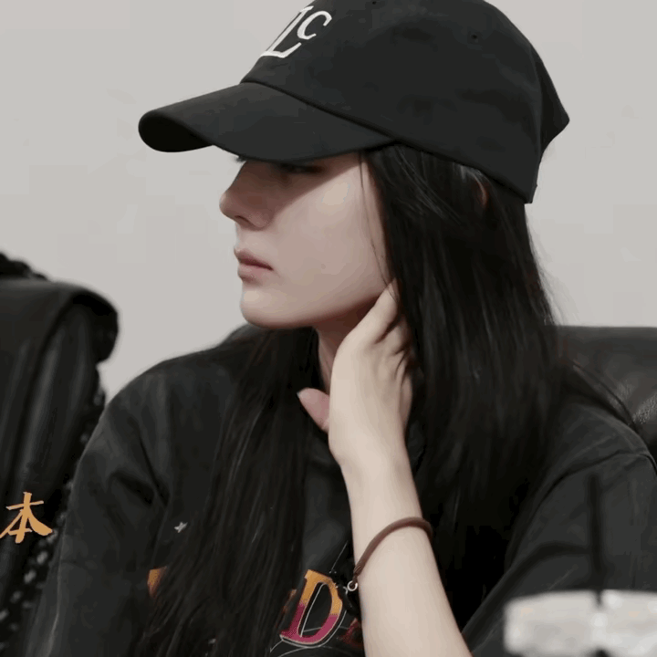 #素颜进组的迪丽热巴#热巴素颜进组这状态绝了！！！！真的是美的无可挑剔，热巴皮肤