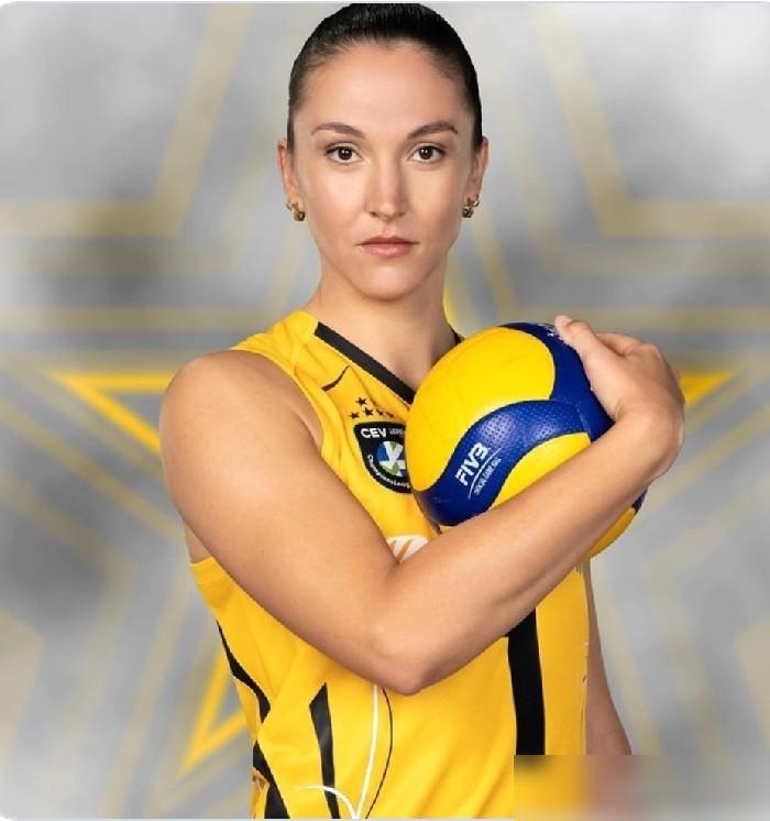 古德蒂急得差点把战术板砸碎在地板上。瓦基弗银行的后排防守像一张湿透的烂纸一捅就破