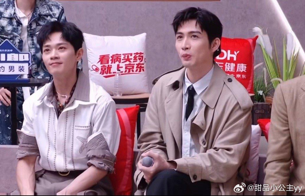 张彬彬李光洁曹骏回应努力且心酸主持人互动时，三人强调需要不断适应直播竞演的过程，
