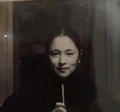 1929年，吴国桢路过一家照相馆，看见橱窗里陈列着一张少女的相片，婀娜多姿，他一