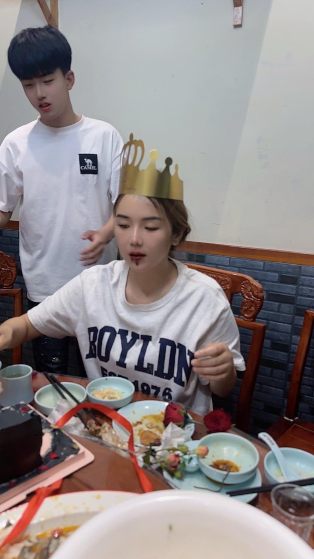 不惑的年纪终究又添了一岁，祝自己生日快乐，长安宁，多喜乐！ᥫᩣ祝我们4月20生日