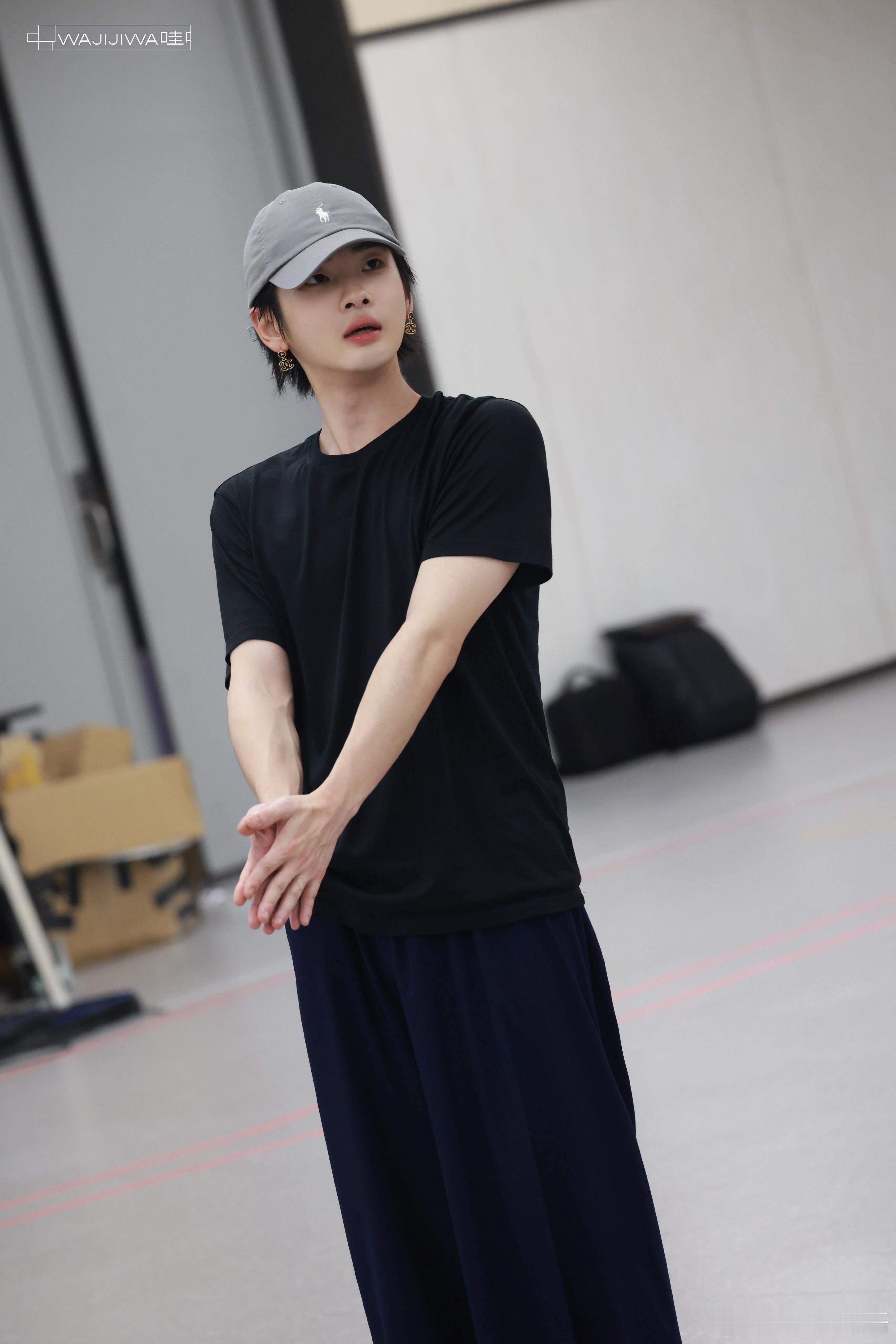周震南演唱会三天后南京开唱 以爱为光，以欲望为力。5月2日，与相聚南京，开启「L