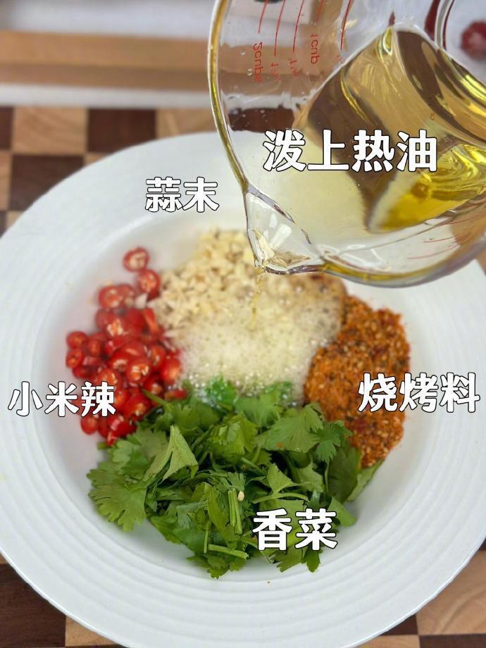 假如你有空气炸锅，家里买的老豆腐可以这么烤，外焦里嫩。 ​​​
