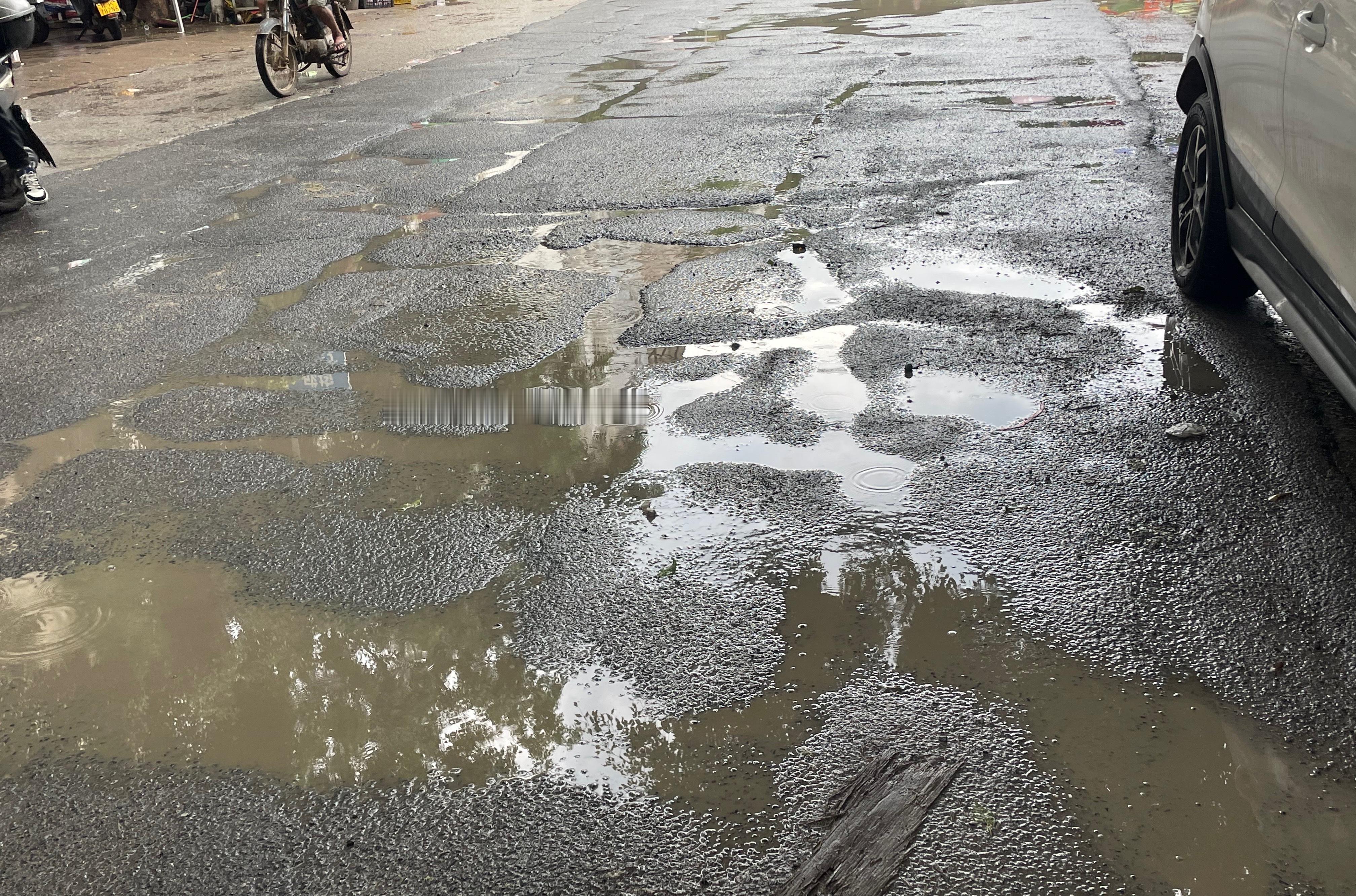 【玉林一乡镇圩路破烂雨后坑洼积水可养鱼】6月29日，网友爆料称：玉林市的一乡镇圩