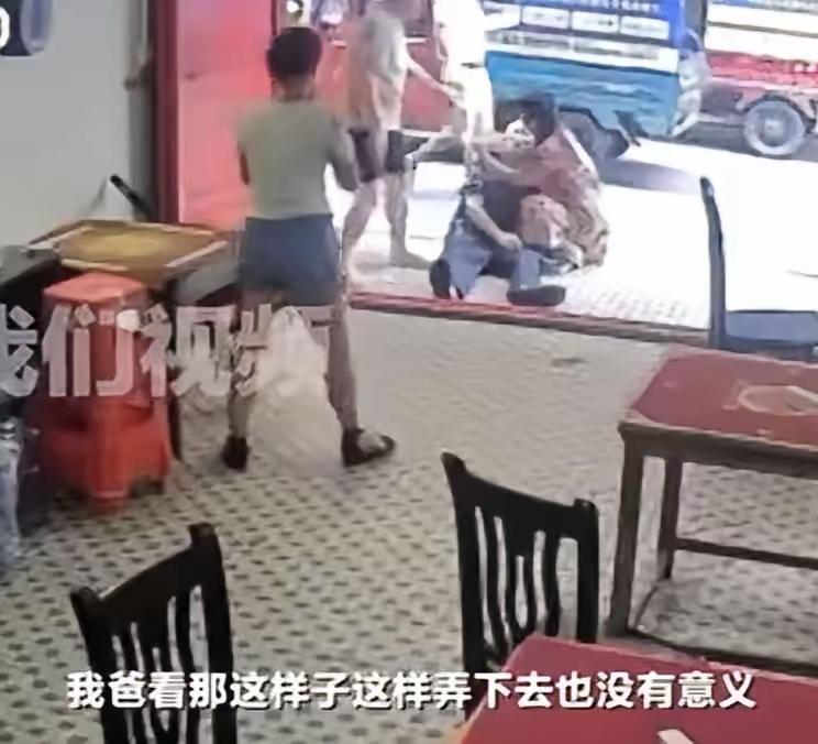 棋牌店店主的儿子李先生，已经把视频下架了！
只留下一句话，
让人无奈又心酸。他说