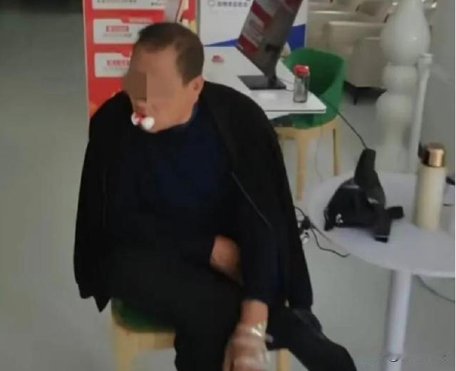 陕西，一个老汉被一个牙医机构的车子接走，说带他去免费检查。说是免费，回头给老人家