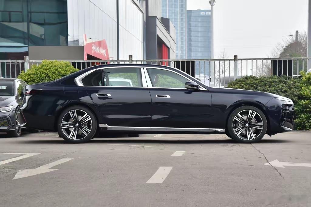 宝马7系降价约27万7系裸车只要56万起了，必须感谢这个卷到飞起的时代，让体验＞