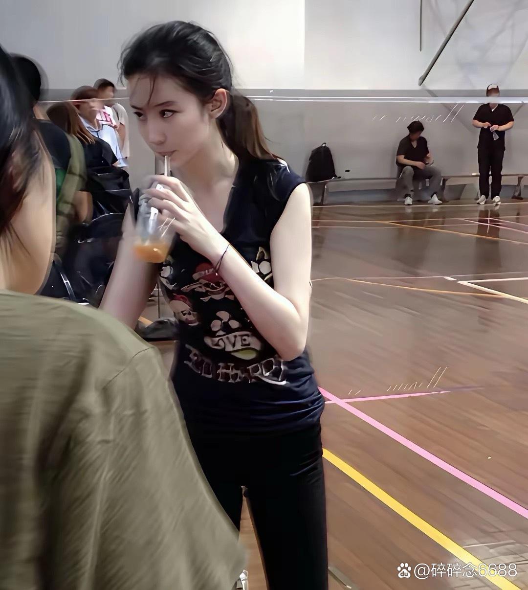 这才是真实的刘亦菲。现场手机偷拍，没有任何后期制作和滤镜 