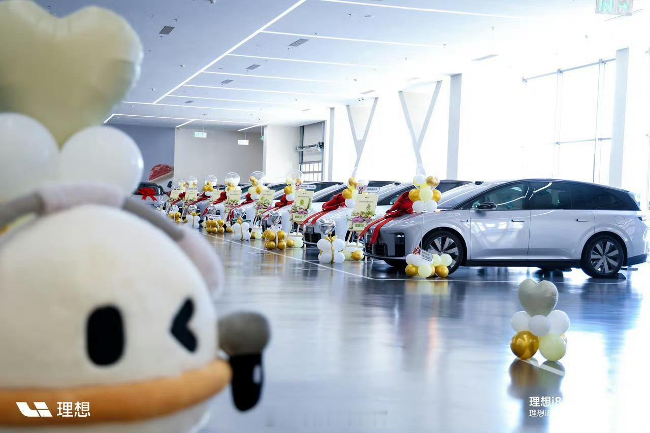 理想 i8 今日正式开启交付！全国 44 城同步开启家庭六座纯电 SUV——理想