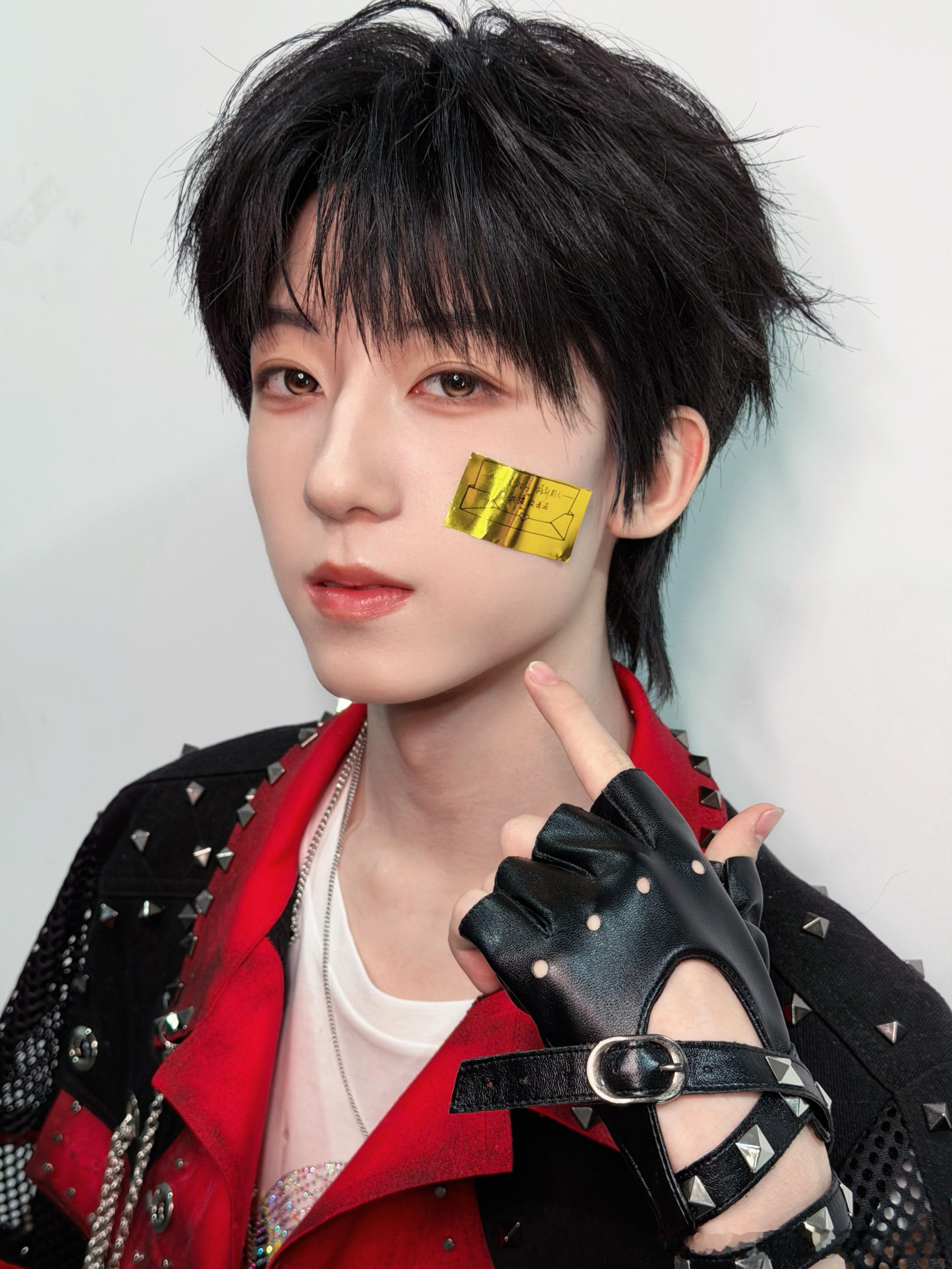杨博文我们是对方特别的人 杨博文演唱会收官发文：我们是对方特别的人——我爱故我在