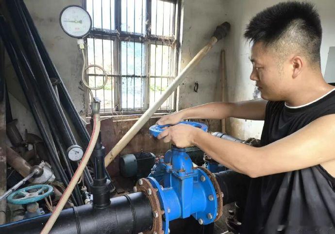 冲锋一线台州95后小伙在村里挑大梁 最见功力的是这份“把书生，练成战士”的快。很