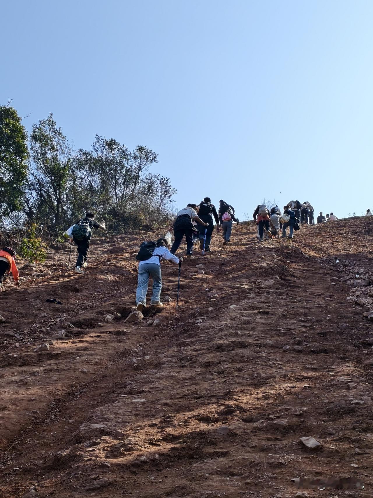 爬山真的能忘掉烦恼。
爬山之前我会想怎么去爬
爬山途中只想着怎么能上去
爬山之后