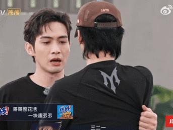 披哥名场面预定！张彬彬即兴模仿王赫野舞台名场面，拉扯感动作完美复刻，笑到肚子疼。