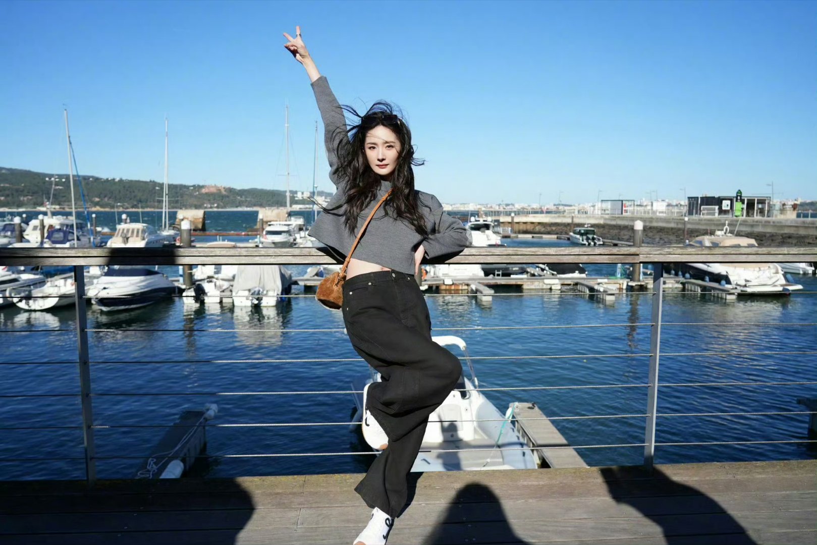 杨幂还是放不下她那破剪刀手六毛一上线就被幂美的迷糊了千古明后冯凐儿，期待我们快快