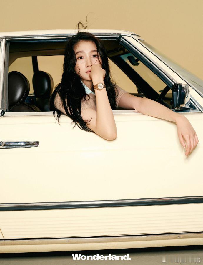 关晓彤有都市高智感那味儿了 新杂志美出新境界！秋日氛围光影衬得气场全开，简约造型