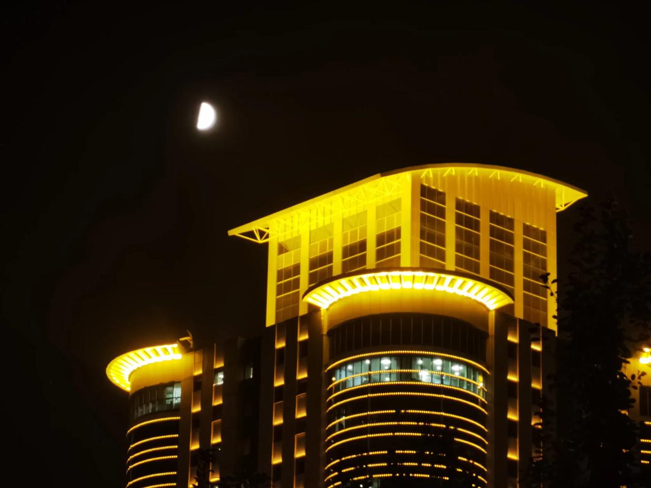 半个月亮爬上来。#隐藏的夜景# #试着去拍月亮##我用手机看月亮#