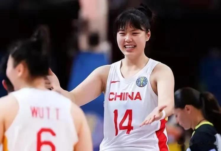 杭州亚运会中国女篮12人名单如下;
李缘       170cm   后卫
金维