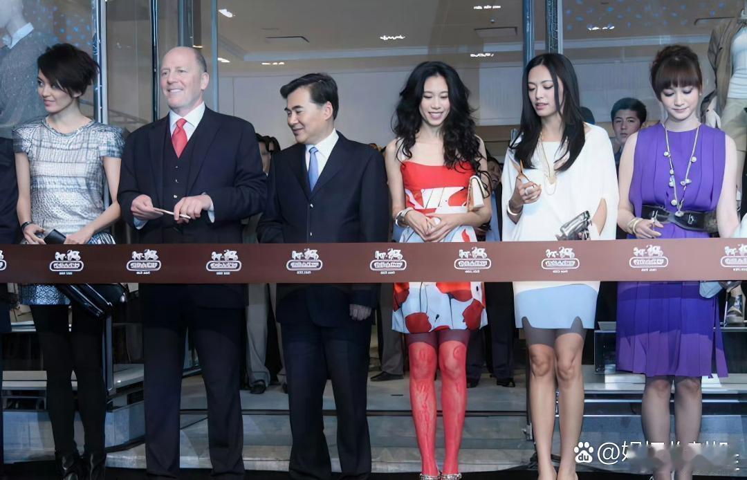 以为这个照片只有莫文蔚李小冉姚晨，结果最边上其实还有个梁咏琪 