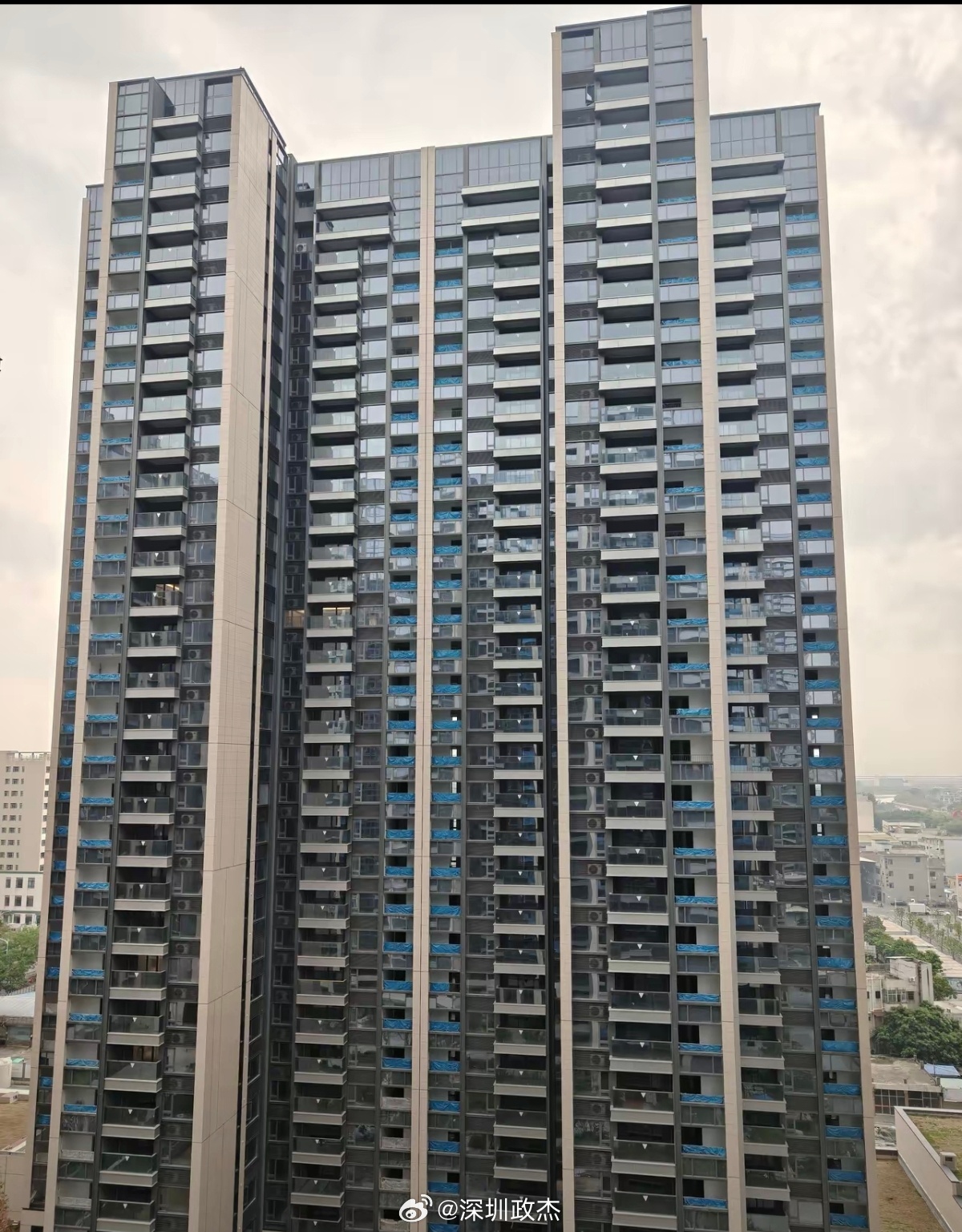 360行行行出状元，刚看到两口子初中文化，在深圳打拼多年，做卖油漆生意。孩子大了