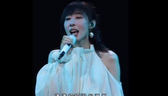 同是明星跨界开演唱会，任素汐给谢娜上了一课，官媒点评一阵见血 