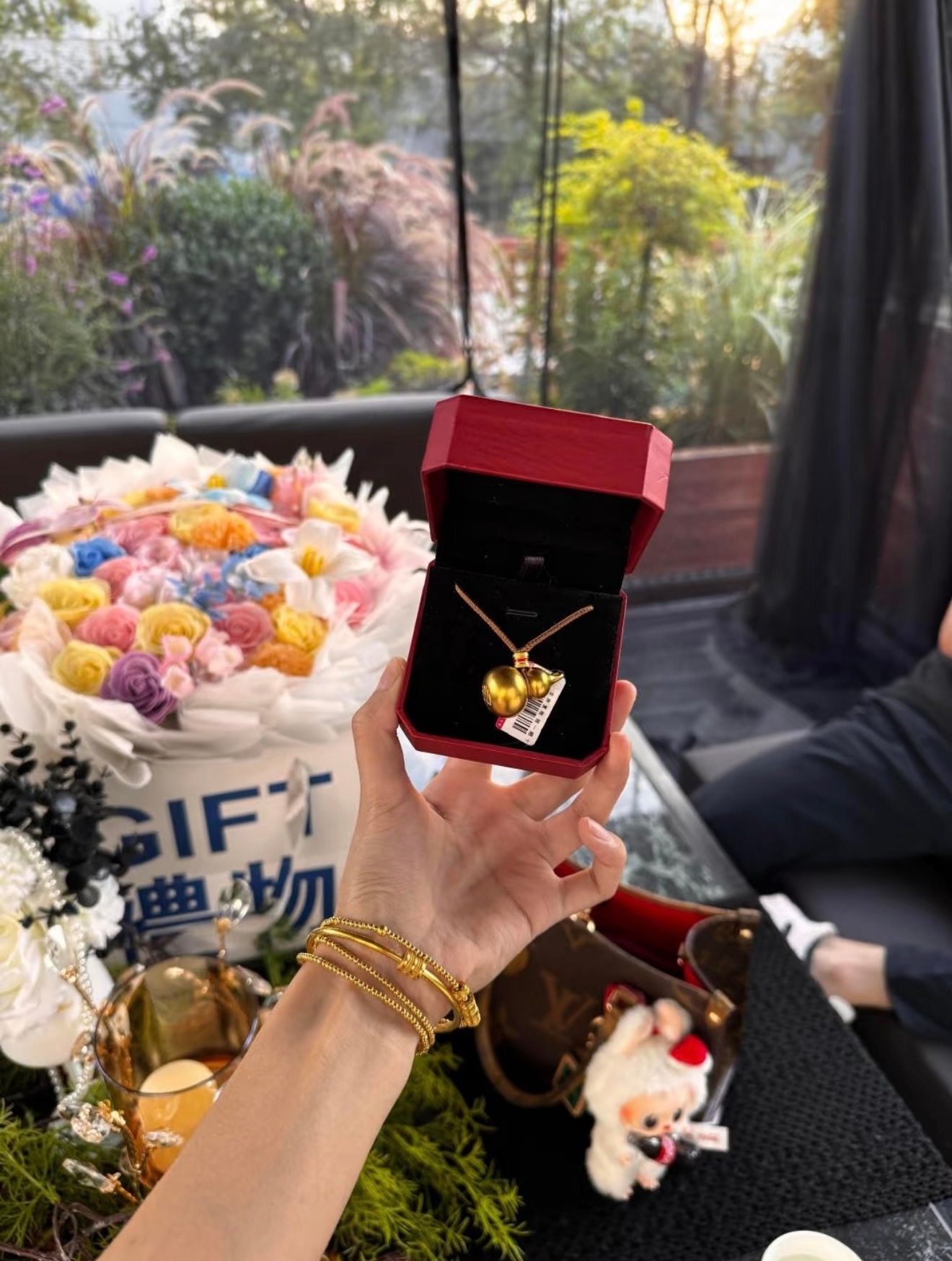 别人眼里的对错不重要，自己心里舒服，就是最好的决定。 